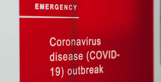 Emergency room sign alerting of a COVID-19 outbreak